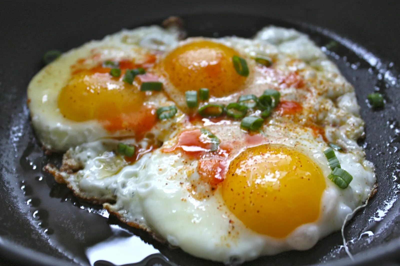 Cooked egg. Яичница. Яичница глазунья. Жареные яйца. Глазунья из яиц.
