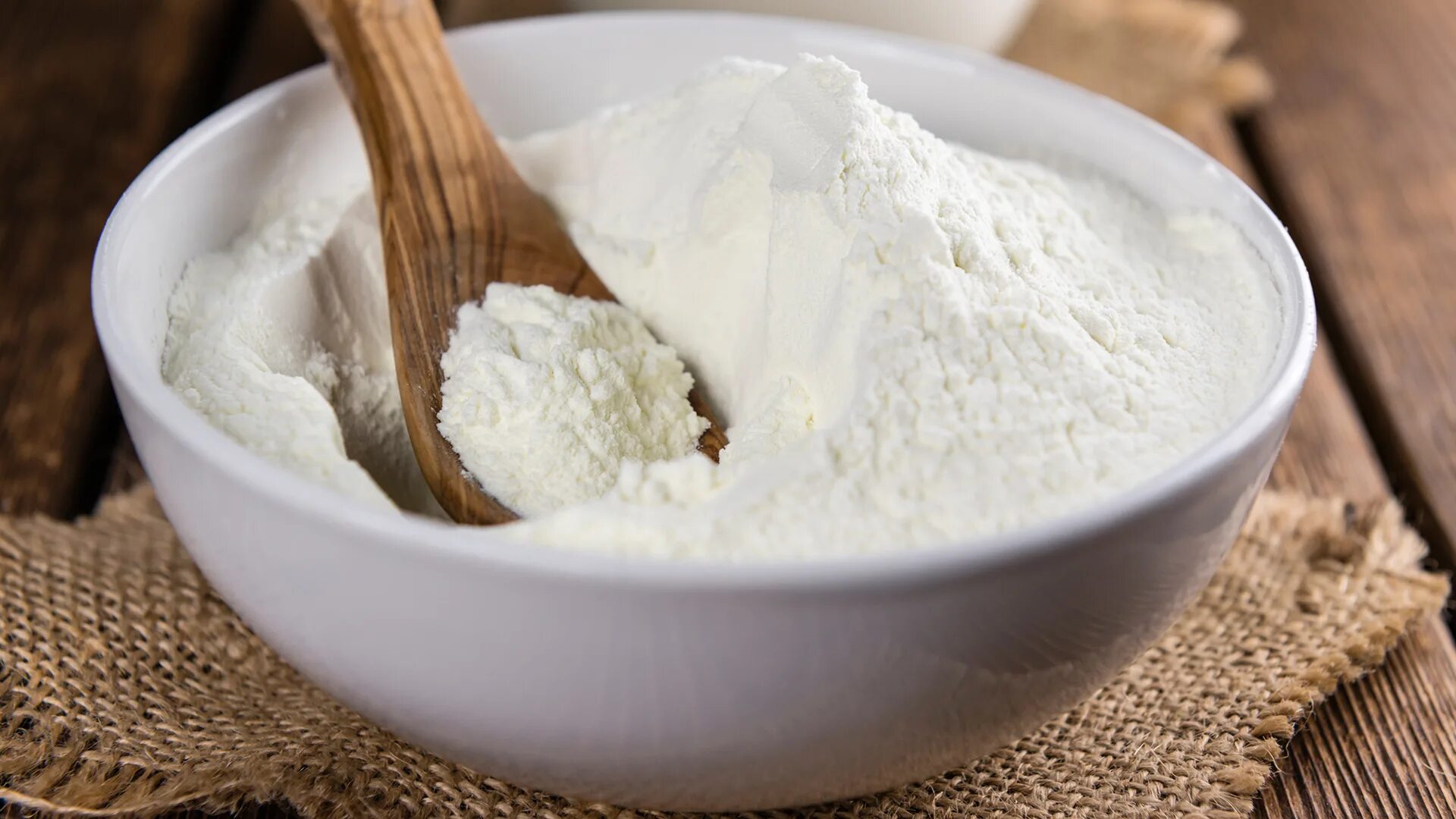 Сливки сырье. Сметана. Сливки сырье. Сухое молоко. Сметановна эрманн.