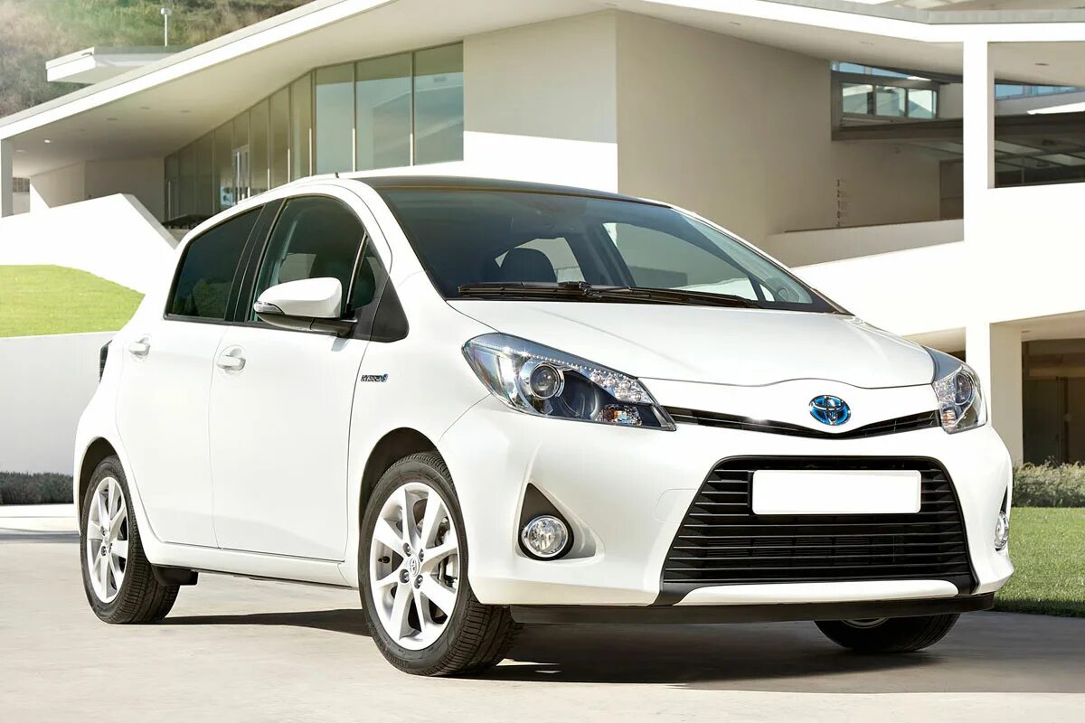 Какую иномарку купить в 2024. Toyota Yaris 2012. Toyota Yaris 1.5. Тойота Ярис гибрид. Тойота Ярис гибрид 2010.