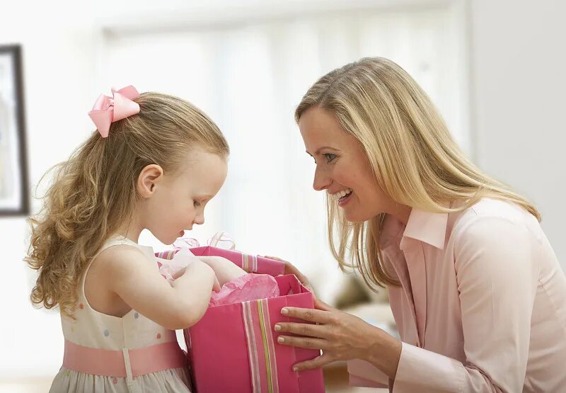 цветы для мамы. дочка дарит маме цветы. подарок маме на день рождения. подарок для мамы с малышами. мама дарит подарок.