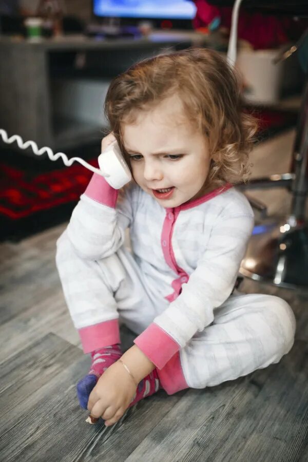 Девочка говорит по телефону. Ребенок с телефоном. Ребенок говорит по телефону. Разговор по телефону для детей. Ребенок звонить маме