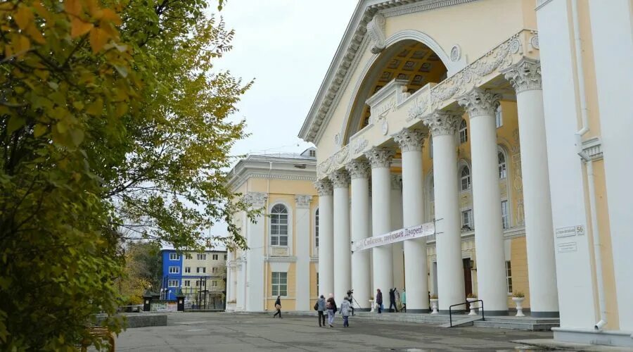 Сайт городского дворца культуры. Дворец культуры Бийск. ГДК Бийск зал. Городской дворец культуры, г. Бийск. Бийск городской дом культуры.