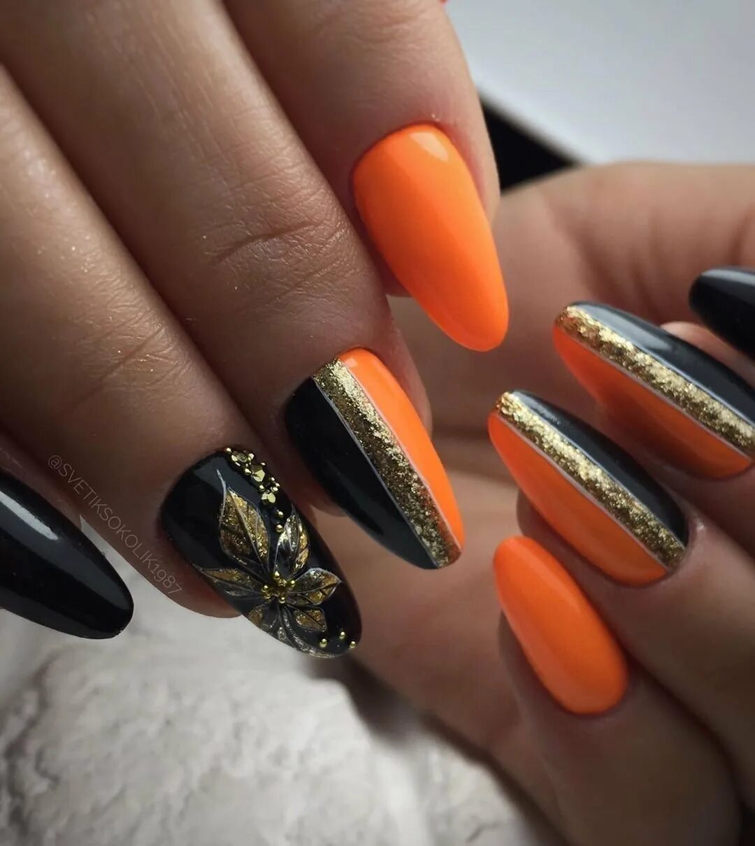 Черно оранжевые ногти. Маникюр оранжевый с черным. Черноторандевый маникюр. Черноторандевый маникюр. Оранжевый маникюр.