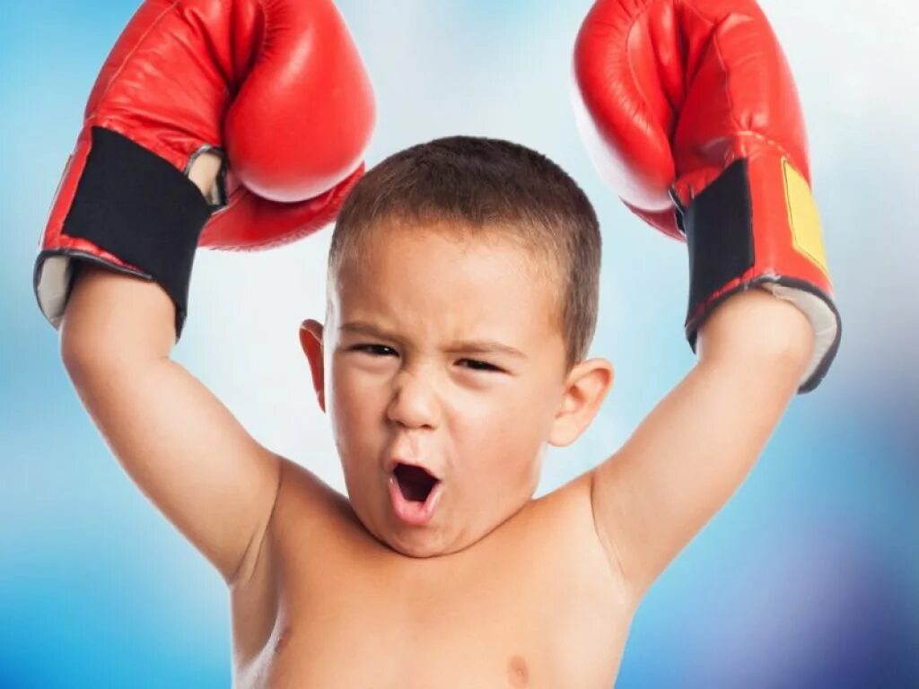 Дети спортсмены. Детский спорт. Мальчик в боксерских перчатках. Дети спортсмены бокс.