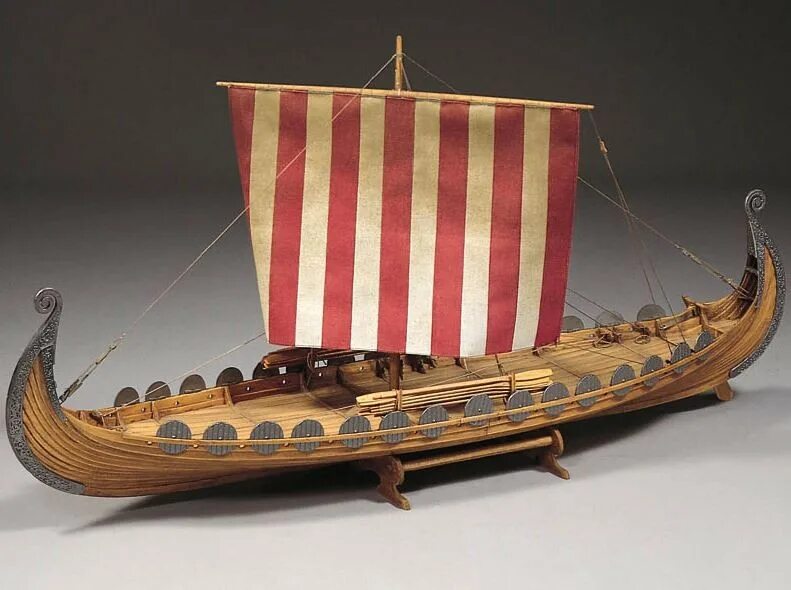 Как называется корабль викингов. Ладья драккар викингов. модель корабля viking ship (корабль викингов). драккар осеберг. модель корабля викингов осеберг.