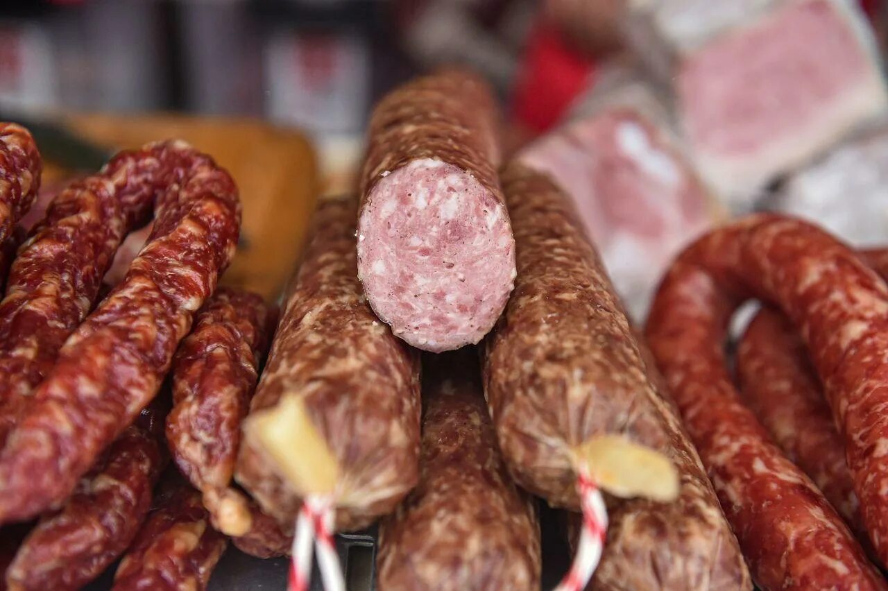 Воруют колбасу. Украл продукты из магазина. Полицейская колбаса. Палка колбасы. Кража в магазине.