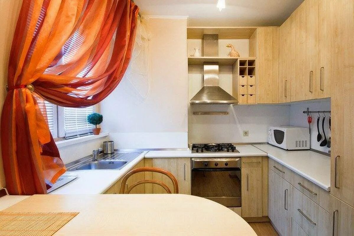 Кухня 6 метров хрущевка дизайн. Шторы для маленькой кухни. Занавески на маленькую кухню. Маленькая кухня дизайн. Кухня в хрущевке.