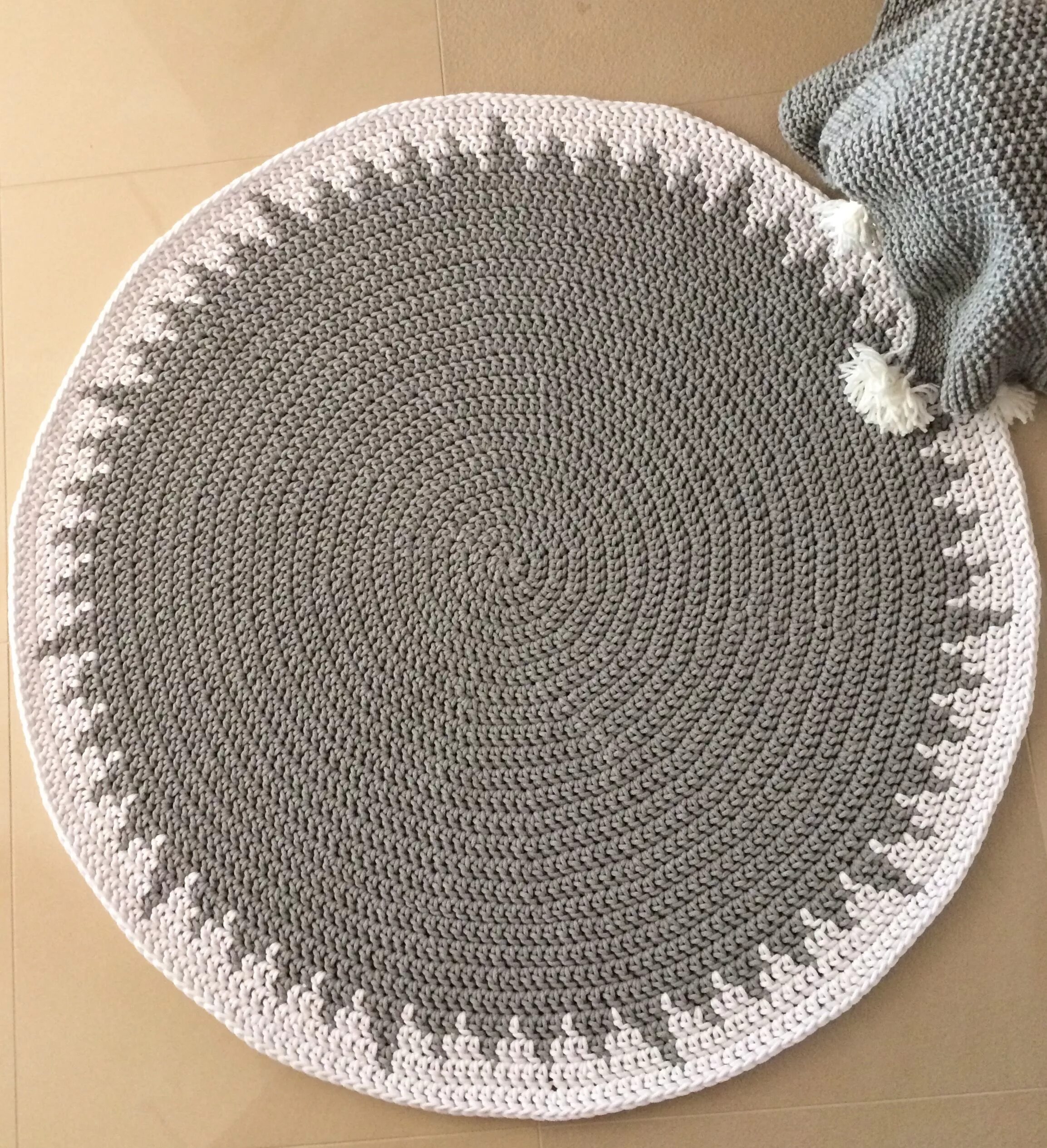 Ковер crochet rug. Круглые коврики связанные крючком. Круглый коврик. Ковер из трикотажной пряжи. Коврик из трикотажной пряжи.