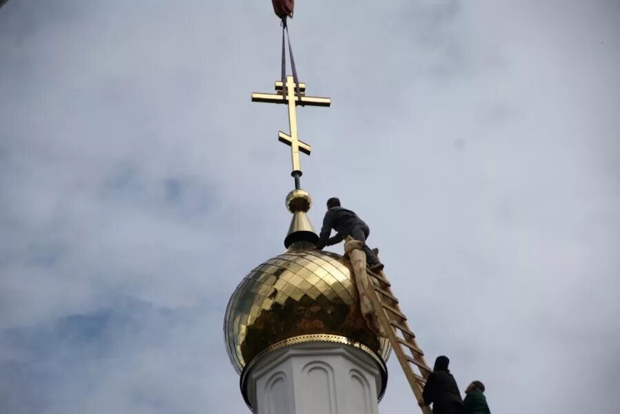 Утро чин. Освящение Креста на купол храма. Рождество Христово крест храм. Купол с крестом от храма Рождества Христова. Подсветки крестов на храмах.