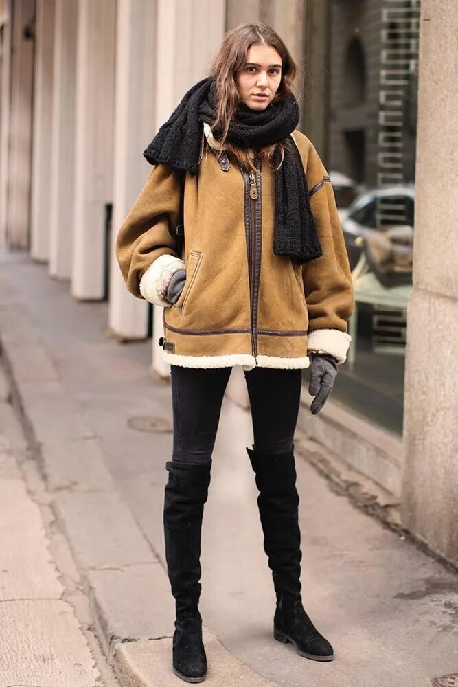 Дубленка женская с шарфом. Шарф с дубленкой. Шарф под кожаную куртку. Как носить шарф с авиатором. Шарф с дубленкой.