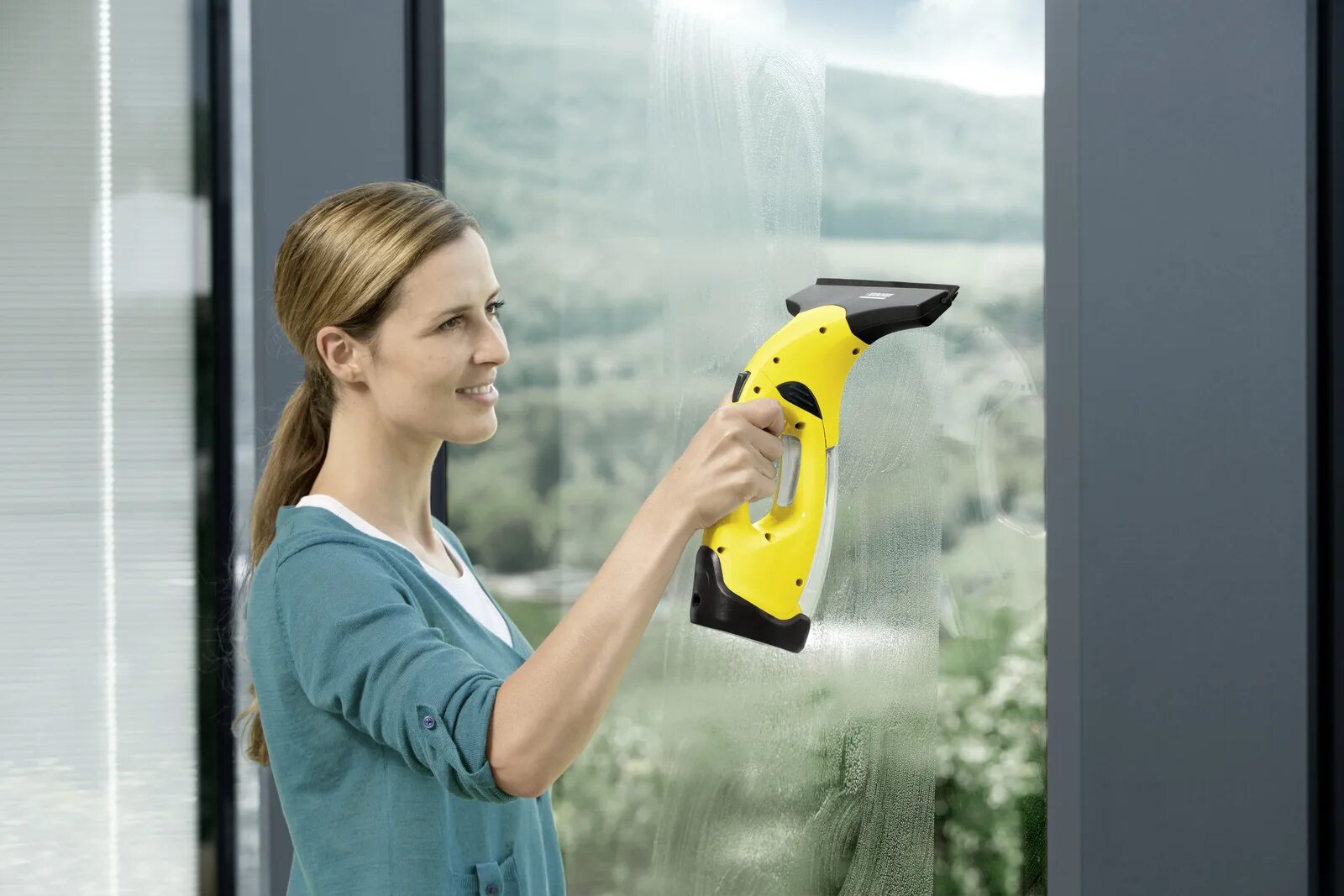 Для мытья окон купить в минске. Karcher WV 2 Premium Plus. Ручной стеклоочиститель Karcher WV 2 Premium. Робот мойщик окон Karcher. Керхер 1.633-319.0.