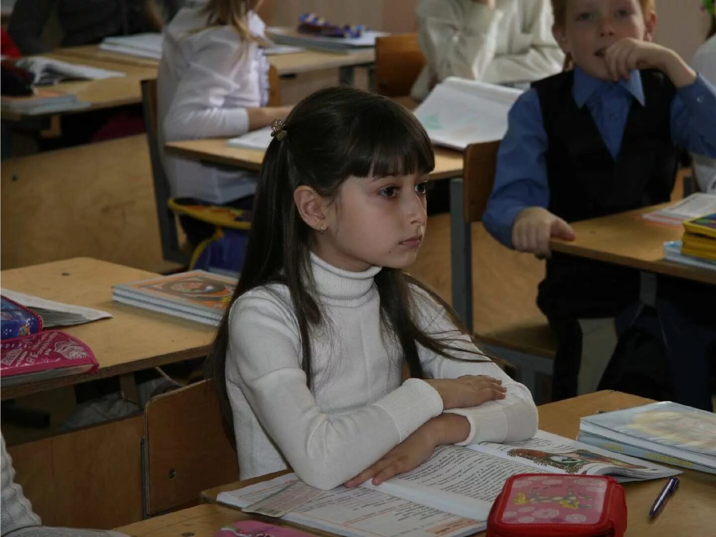 4 класс урок 83. Шестиклассница на уроке. под партой на уроке. сестра шестиклассница в школе. шестиклассницы с родителями в школе.