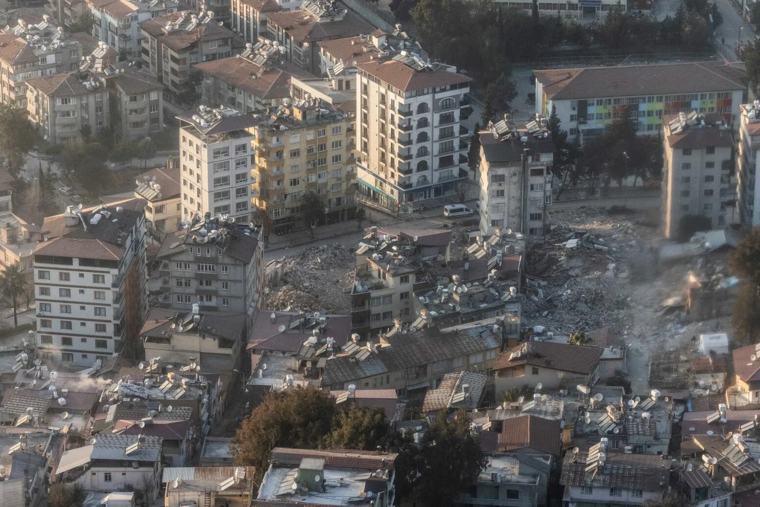 Землетрясение момент. Землетрясение в Турции 2023. Землетрясение Турции рухнули здания.