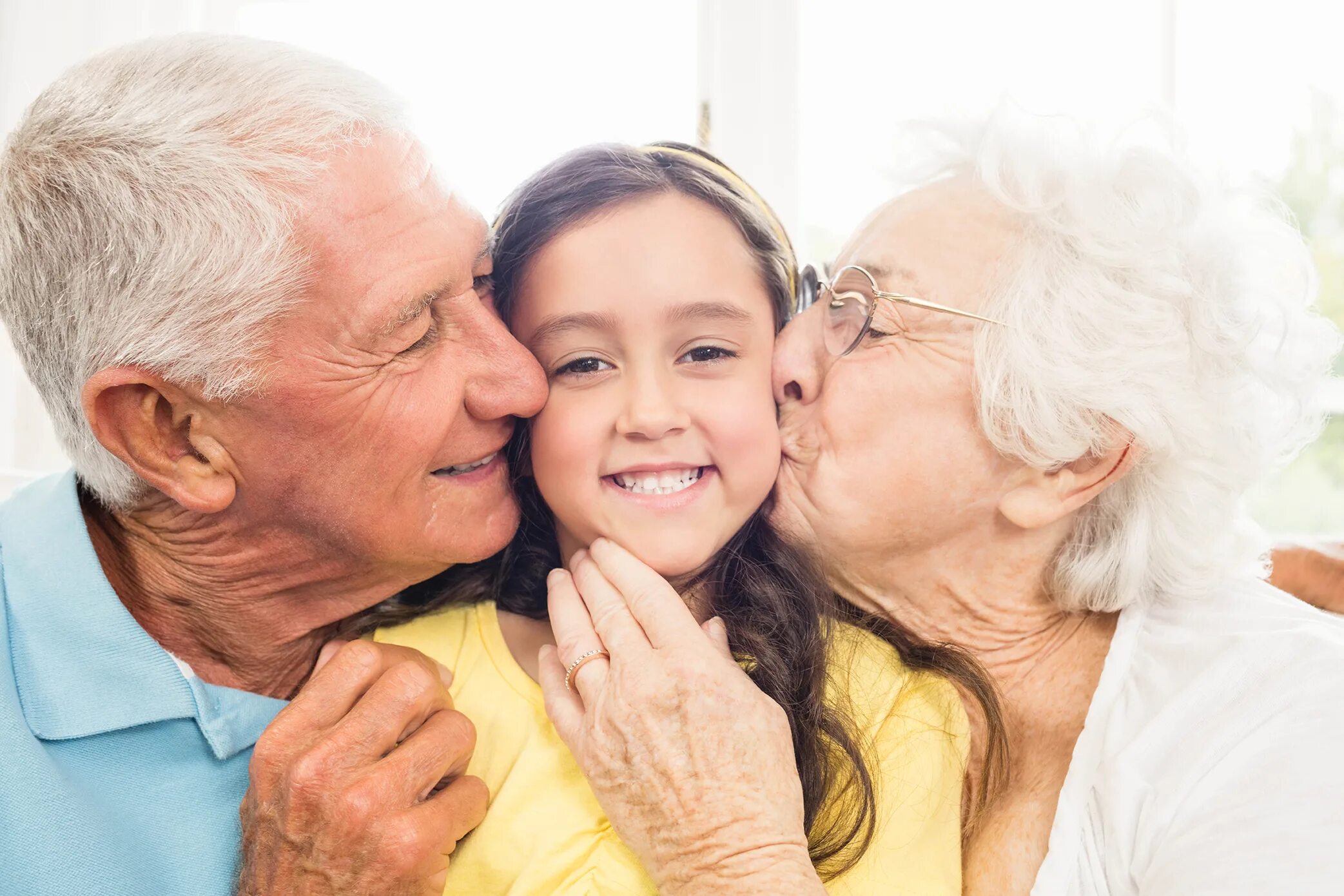 Поцелую дедушку. Дедушка и внучка. Поцелуй дедушка. Дед и бабка поцелуй. Бабушка и дедушка целуются.