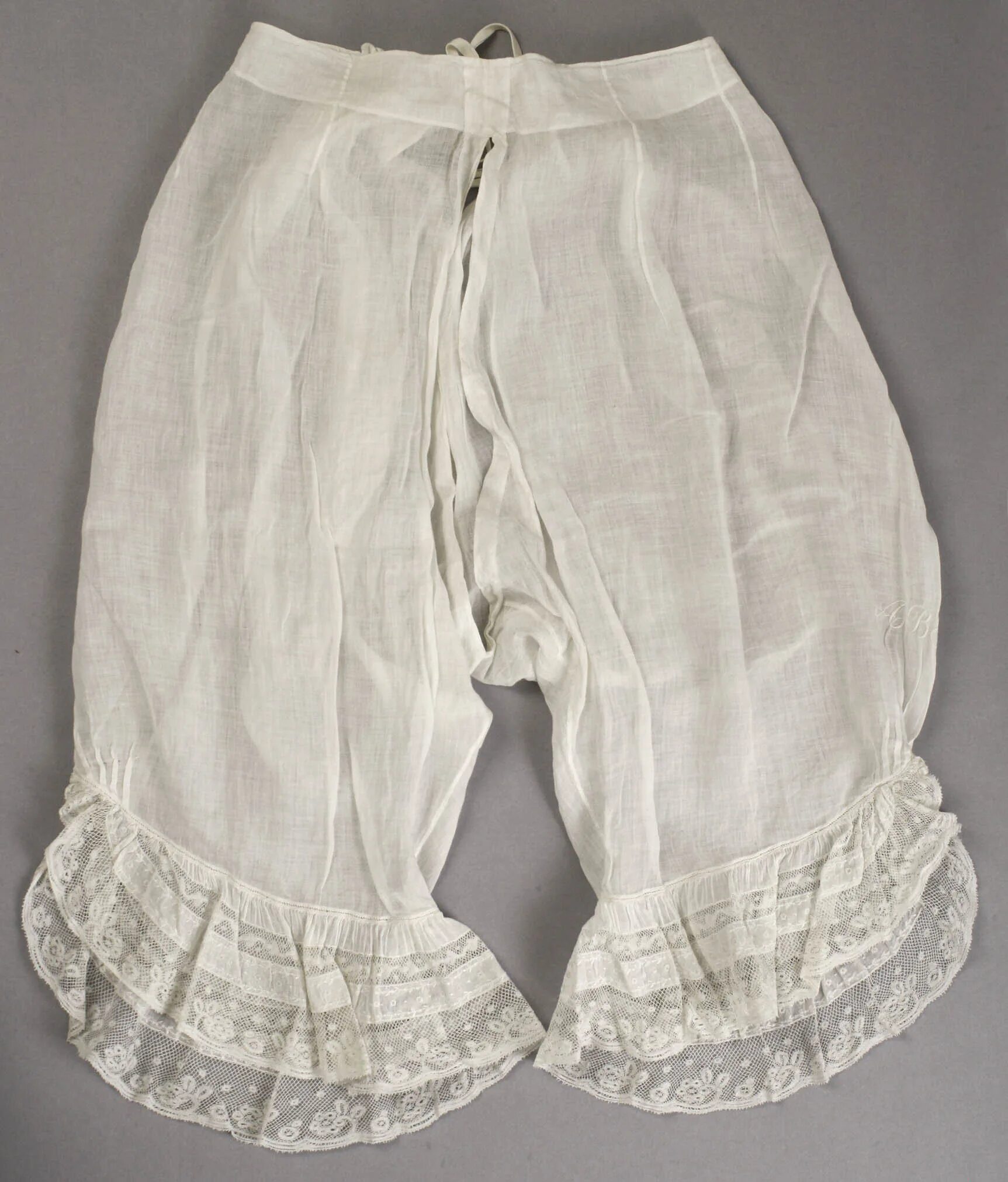 Французские панталоны. В попыхах. Кружевные панталоны 19 век. Попыхи что это. Женские панталоны 19 века.