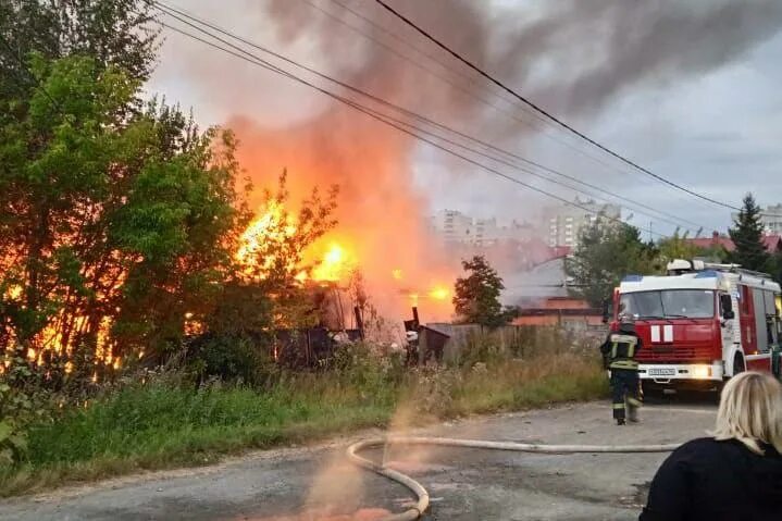 Е1 новости екатеринбурга происшествия пожар. Пожар в многоэтажном доме в екатеринбурге. Пожар в многоэтажном доме в екатеринбурге. Е1 новости екатеринбурга происшествия пожар. Е1 екатеринбург происшествия пожар.