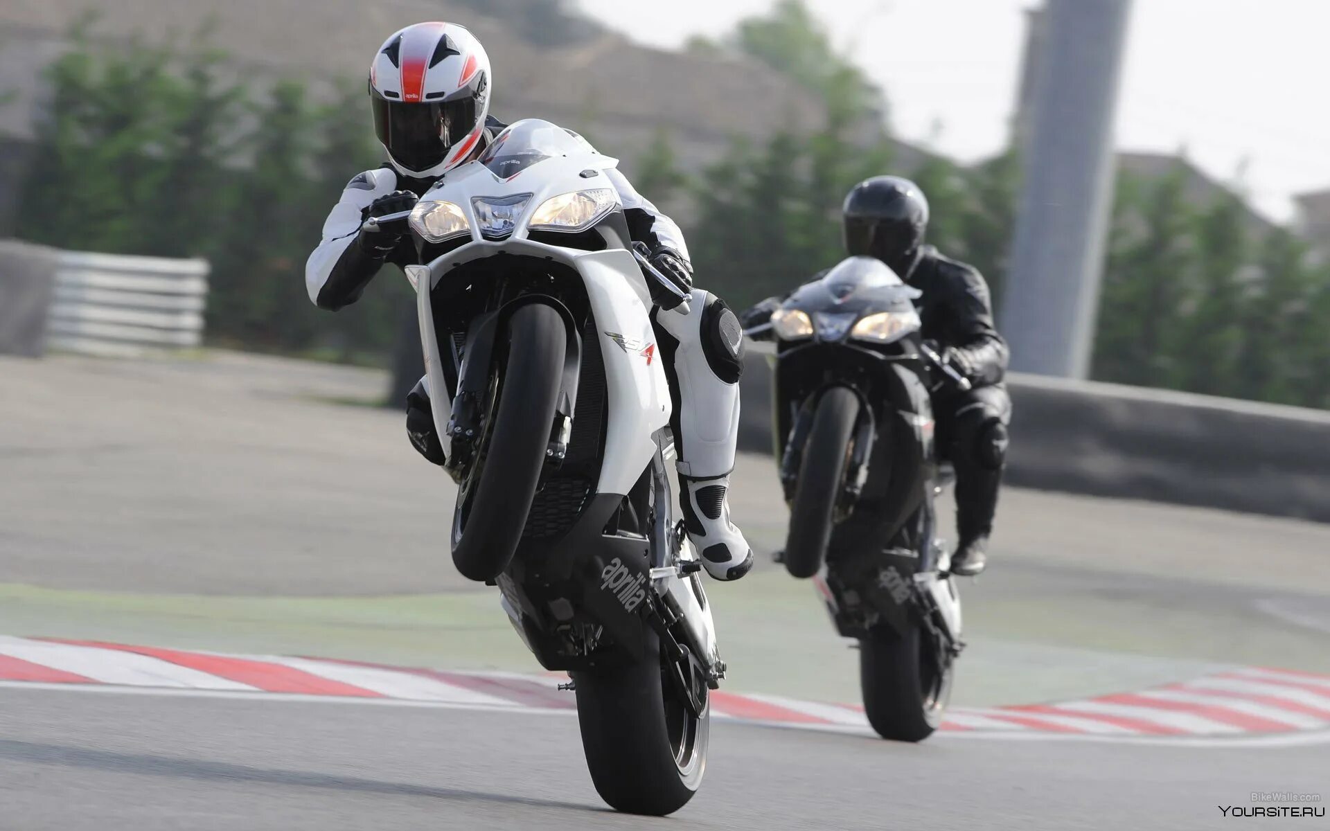 Мотоциклист. Движение двух мотоциклистов. Прямолинейное движение физика решение задач. Гонщик мотоциклист. Езда на мотоцикле.