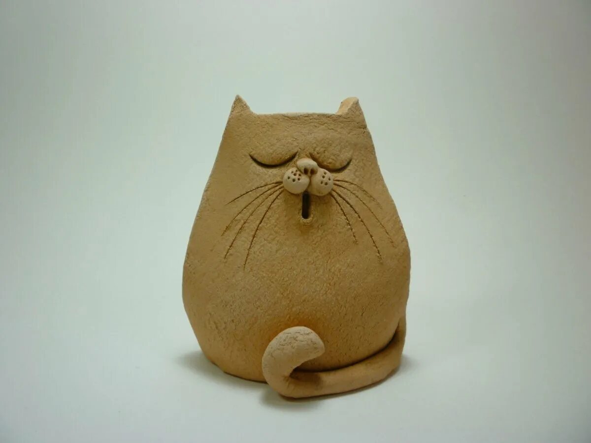 Простые фигурки. Поделки из глины. Коты из глины. Лепка из глины кот. Фигурки котов из глины.