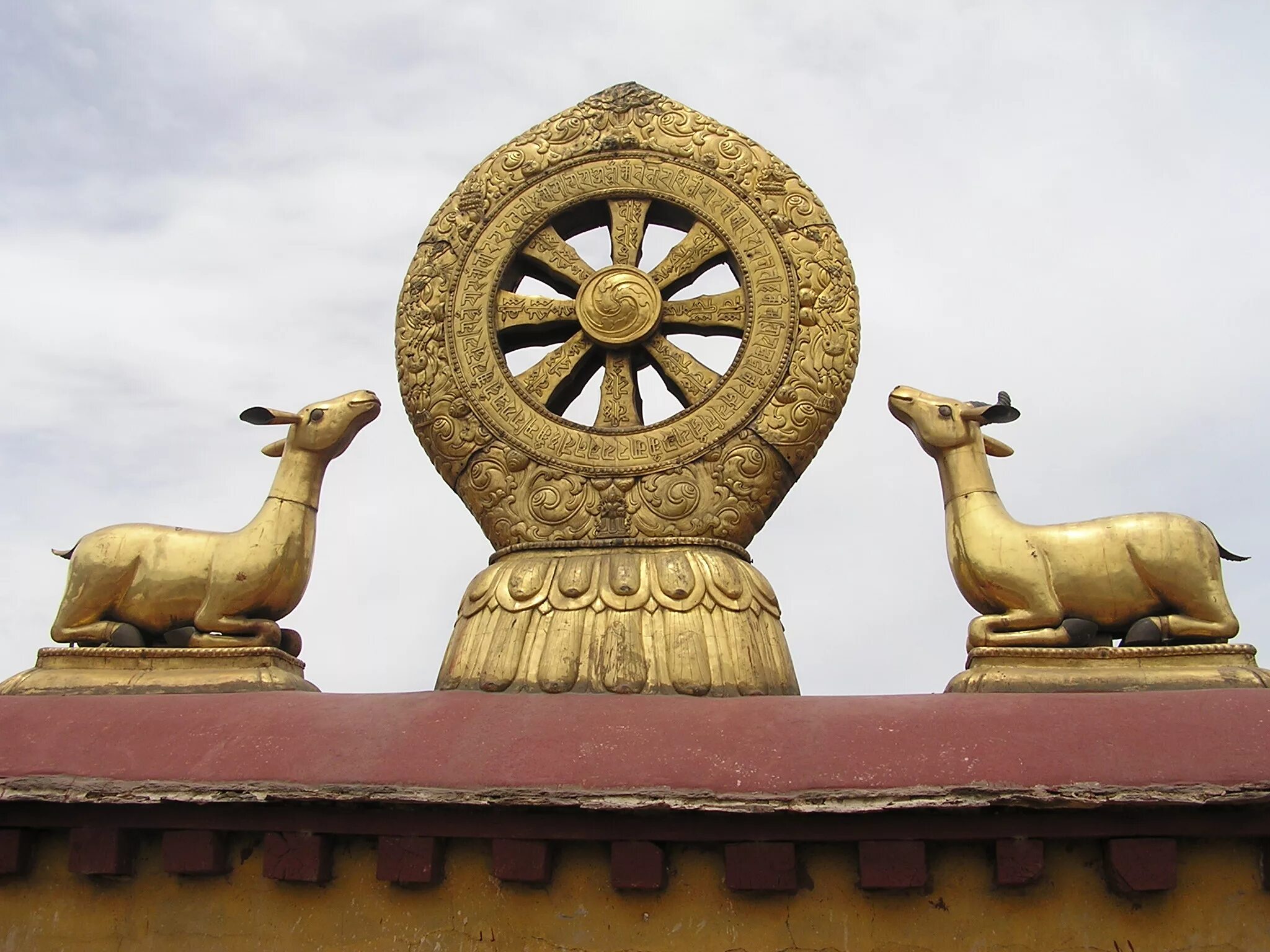 Дхарма в индии. Колесо Дхармы (Дхармачакра). Дхармачакра буддизм. Колесо Дхармачакра буддизм. Символ буддизма Дхармачакра.