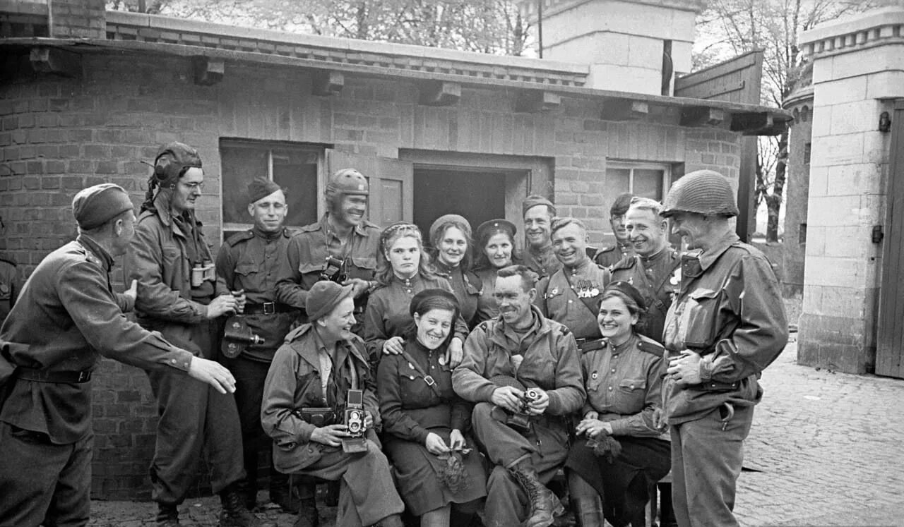 Во время второй мировой войны вручали. Встреча на Эльбе 1945. Встреча в Торгау 1945. Встречи советских и американских солдат на Эльбе в 1945 году,.
