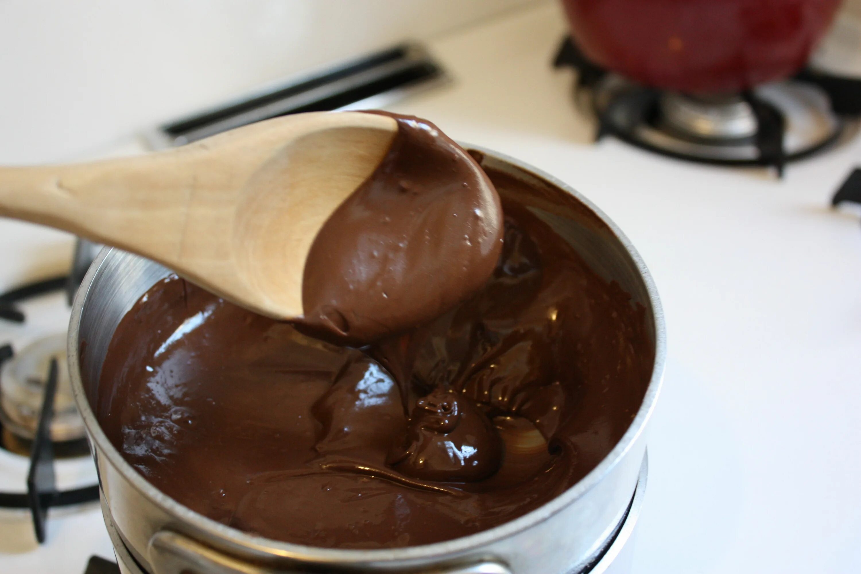 Растопленный шоколад. Шоколад для приготовления глазури. Шоколад для растапливания. Шоколад и растопленным шоколад. Густой глазурь