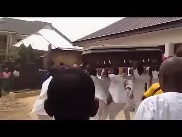 Где танцуют на похоронах. Танцующие на похоронах африканцы. Африканцы танцуют с гробом. 4 Африканца танцуют с гробом.