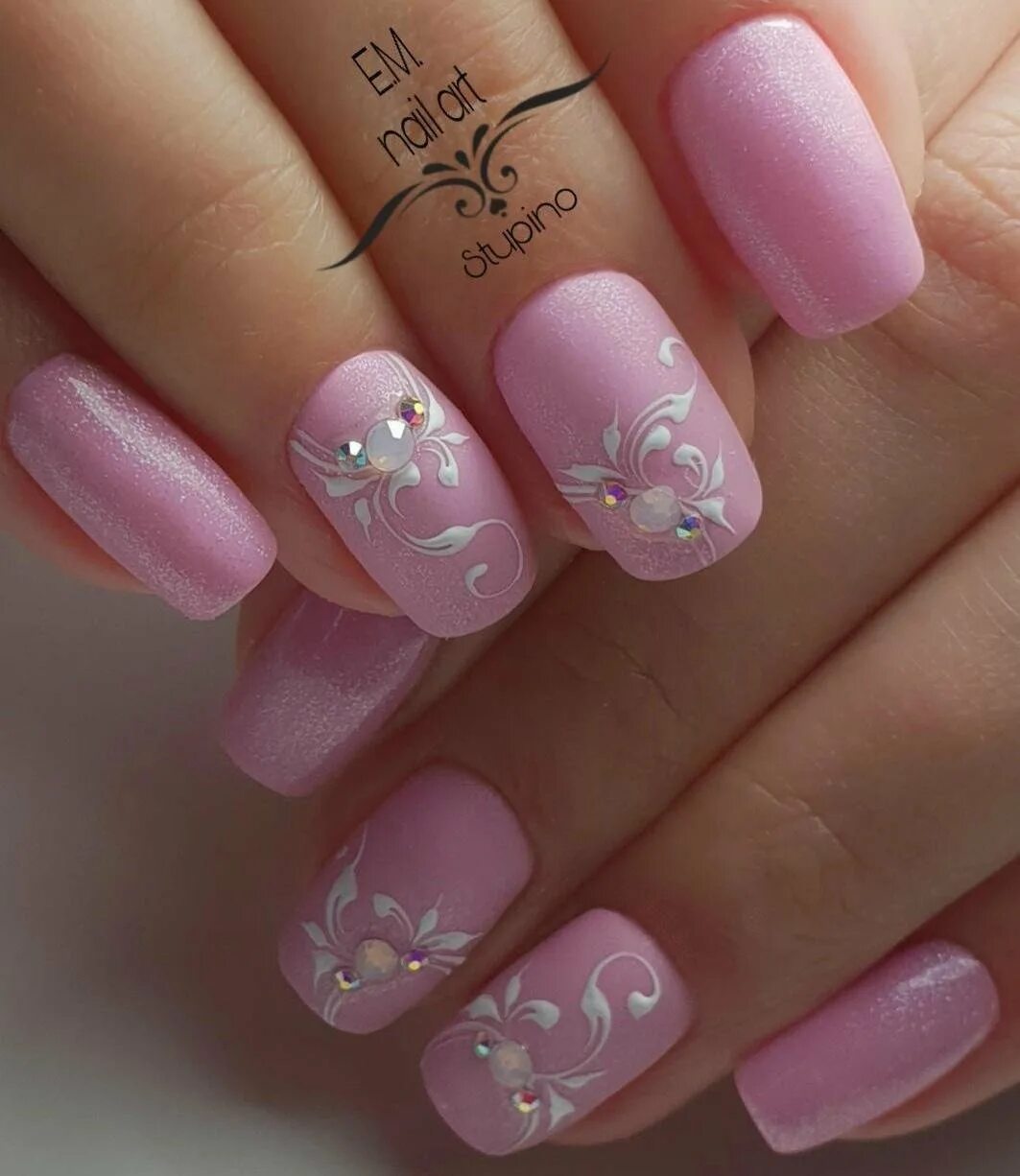 Нежный рисунок на короткие ногти. Нежный маникюр на овальные ногти. Маникюр с дизайном нежный с рисунком. Скромный маникюр с рисунком. Маникюр с дизайном нежный с рисунком.