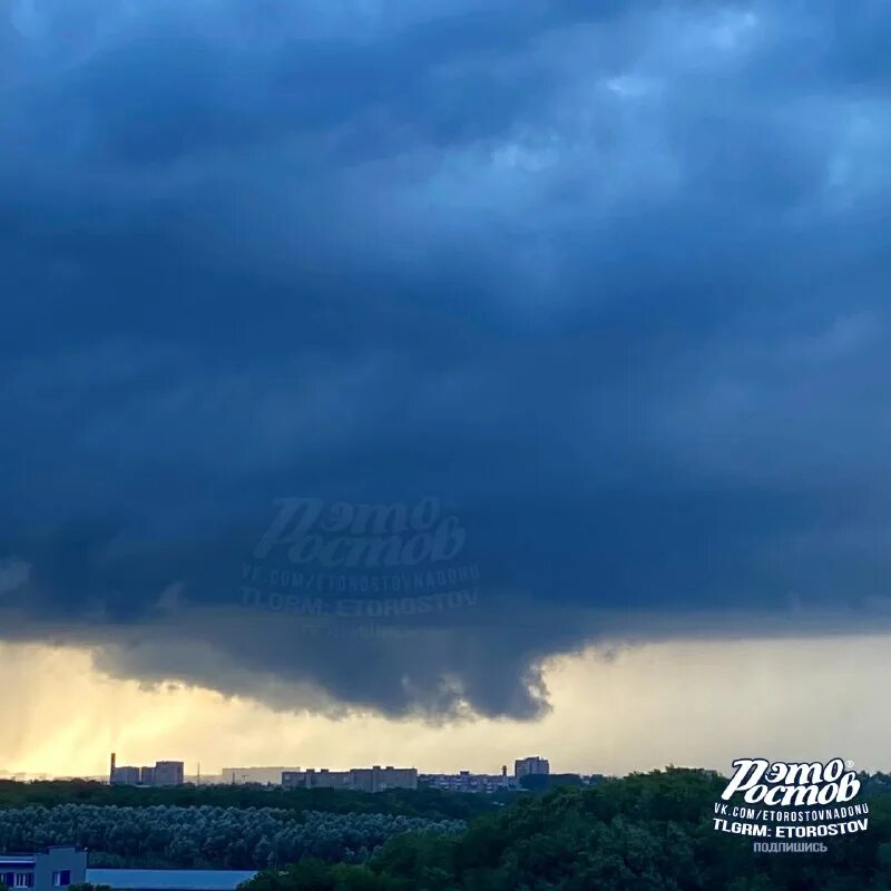 Лето гроза. Природа перед грозой. Могучая туча. Кучевые кучевые облака. Кучево-дождевые облака.