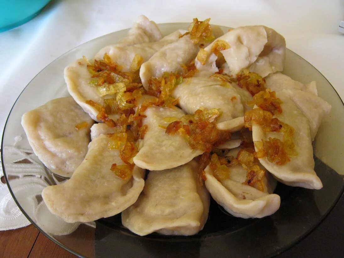 Вареники дома. Польские вареники (pierogi). Вареники с картофелем и жареным луком. Домашние вареники с картошкой. Пельмени с жареным луком.