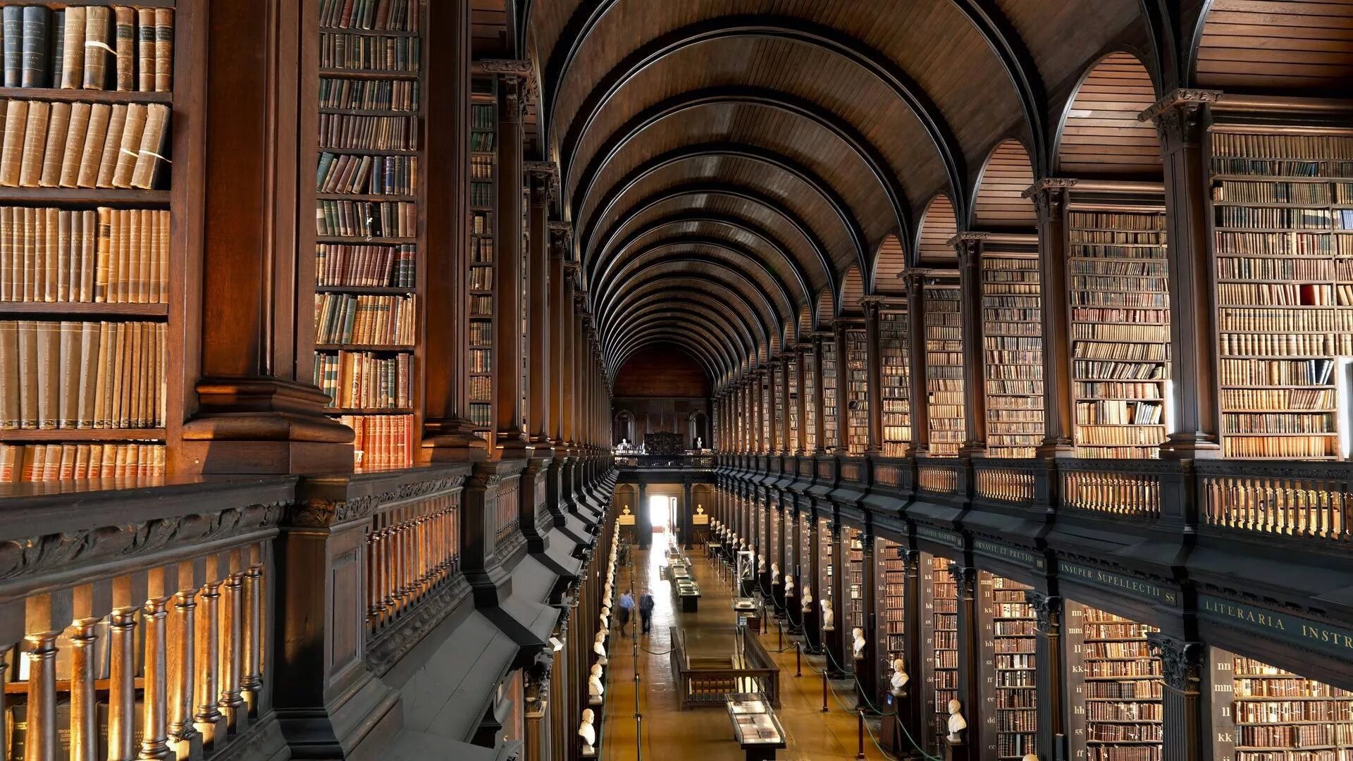 Города в которых существовали известные библиотеки. Библиотека Тринити-колледжа в Дублине. Библиотека Тринити-колледжа, Дублин, Ирландия. Тринити-колледж в Дублине, Ирландия. Библиотека Тринити-колледжа в Кембридже.