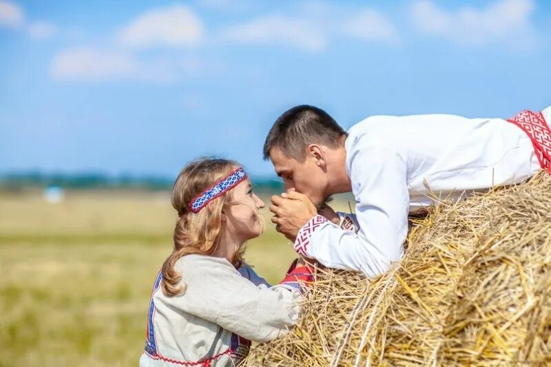 Любовь по русски. Славянские мужчина и женщина. Славянские влюбленные. Славянская семья в поле. Славянская семья любовь.