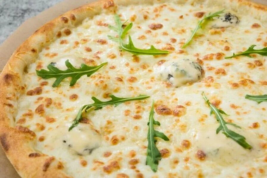 Пицца с сыром простой рецепт. Пицца сырная. Пицца 4 сыра. Сыр для пиццы. Пицца сырная пицца.