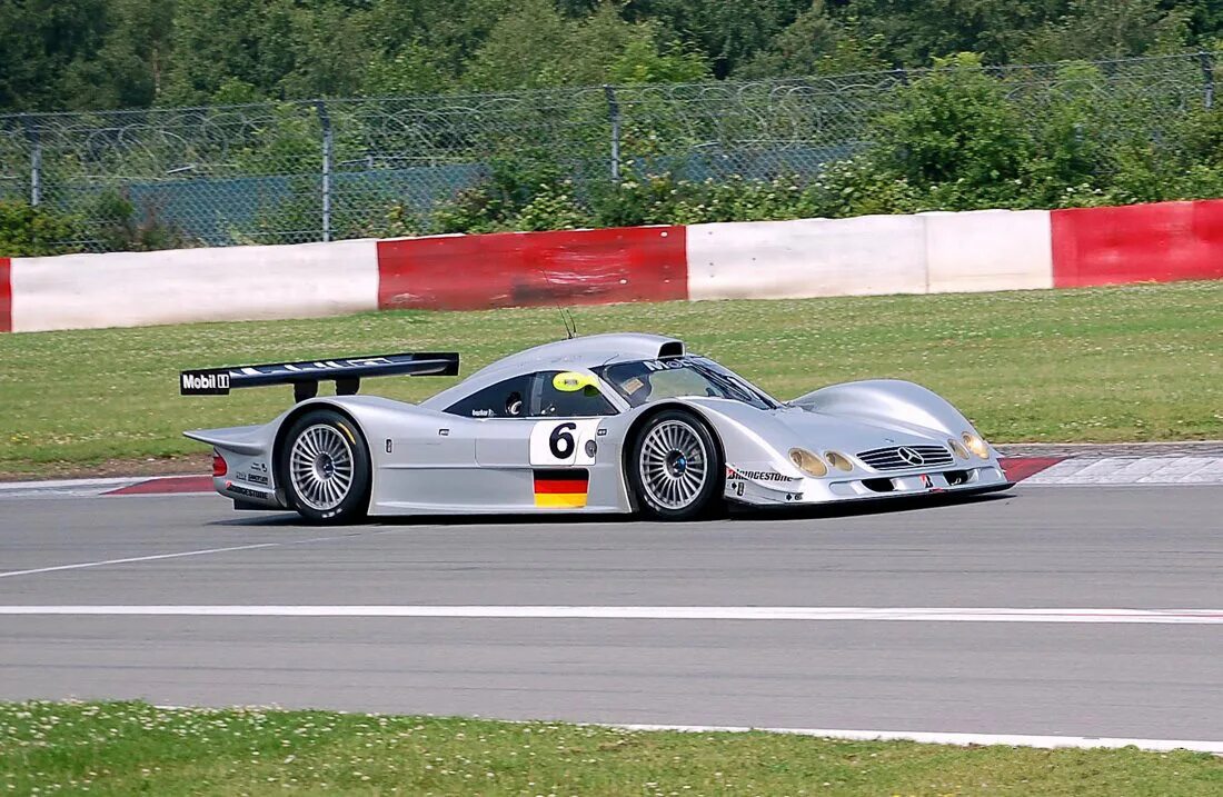 Mercedes clr 1999 ле ман. Летающие мерседесы в ле мане. Mercedes sauber c111. Мерседес ле ман. Мерседес ле ман.