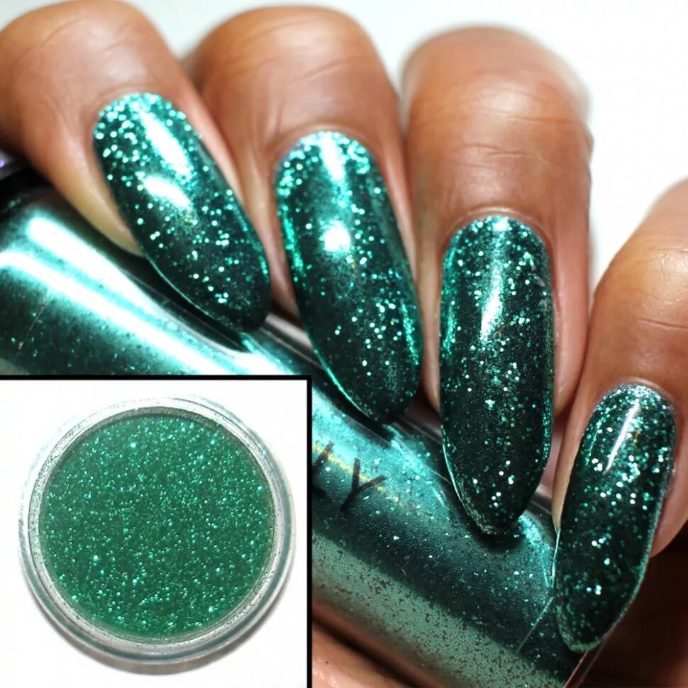 изумрудный глиттерный маникюр. зеленые блестящие ногти. маникюр зелёный с блестками. маникюр с зелёными блёстками. зеленые блестящие ногти.