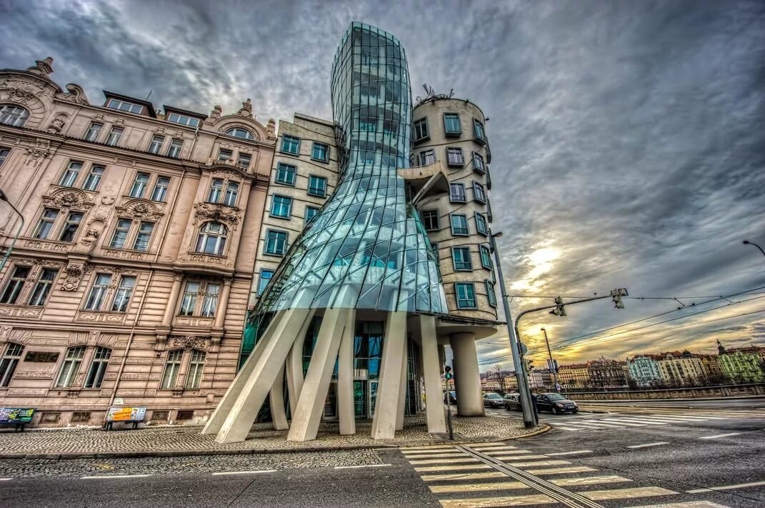 Как называются здания в городе. Фрэнк Гери Танцующий дом в Праге. Фрэнк Гери Танцующий дом в Праге 1995. Танцующий дом в Праге Архитектор. «Танцующий дом». Прага. Архитектор Фрэнк Гери..