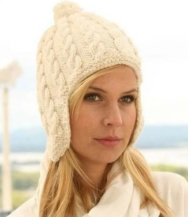 Шапка с ушками зимняя. Вязаные шапки с ушками спицами для женщин. Зимняя шапка женская спицами. Шапка с ушками спицами. Шапка вязаная с ушками женская.