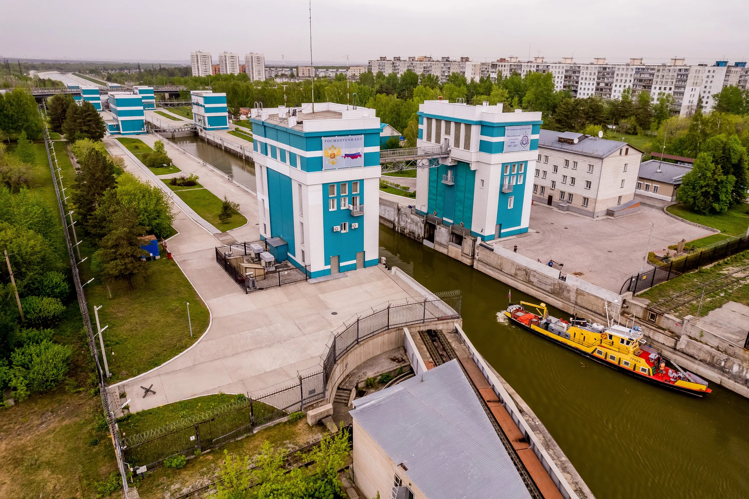 Микрорайон шлюзы новосибирск. Новосибирский судоходный шлюз. Судоходный шлюз Новосибирской ГЭС. Чайковский судоходный шлюз. Мост через шлюз Новосибирской Новосибирск.