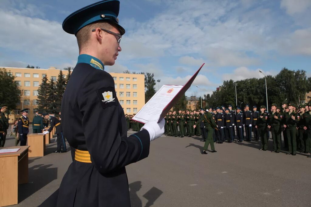 Вас им буденного. Военная Академия Санкт-Петербург имени Буденного. Военная Академия связи Буденного. Училище связи в Санкт-Петербурге. Присяга курсанты военной Академии связи СПБ.