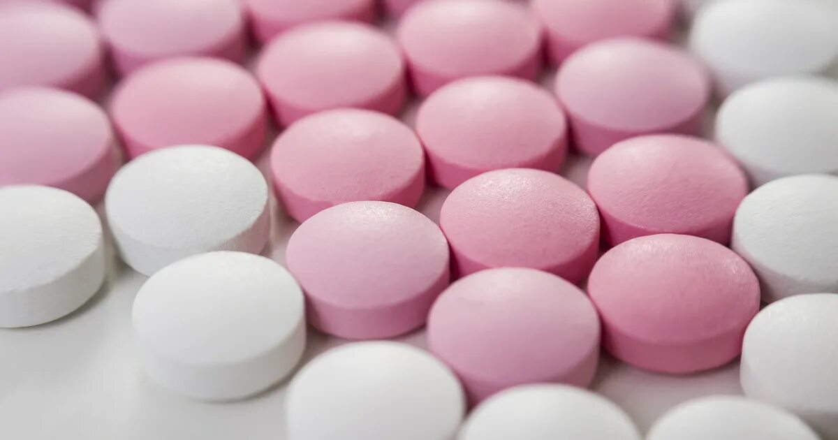 Розовые таблетки обезболивающие. Розово белые таблетки. Бледно розовые таблетки. Большая розовая таблетка.
