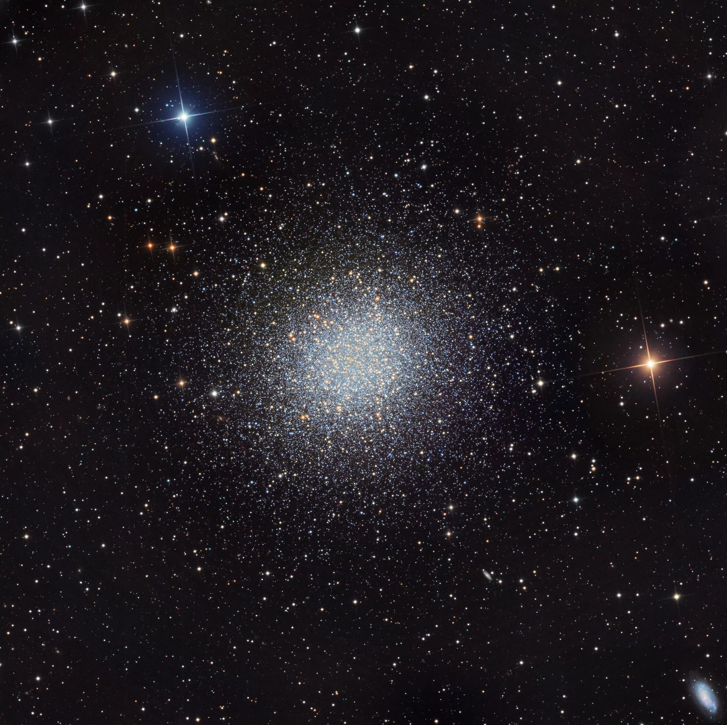 Звездное скопление в созвездии. М13 Мессье. Шаровое звездное скопление м13. Шаровые Звёздные скопления геркулеса м13. M13 Галактика.