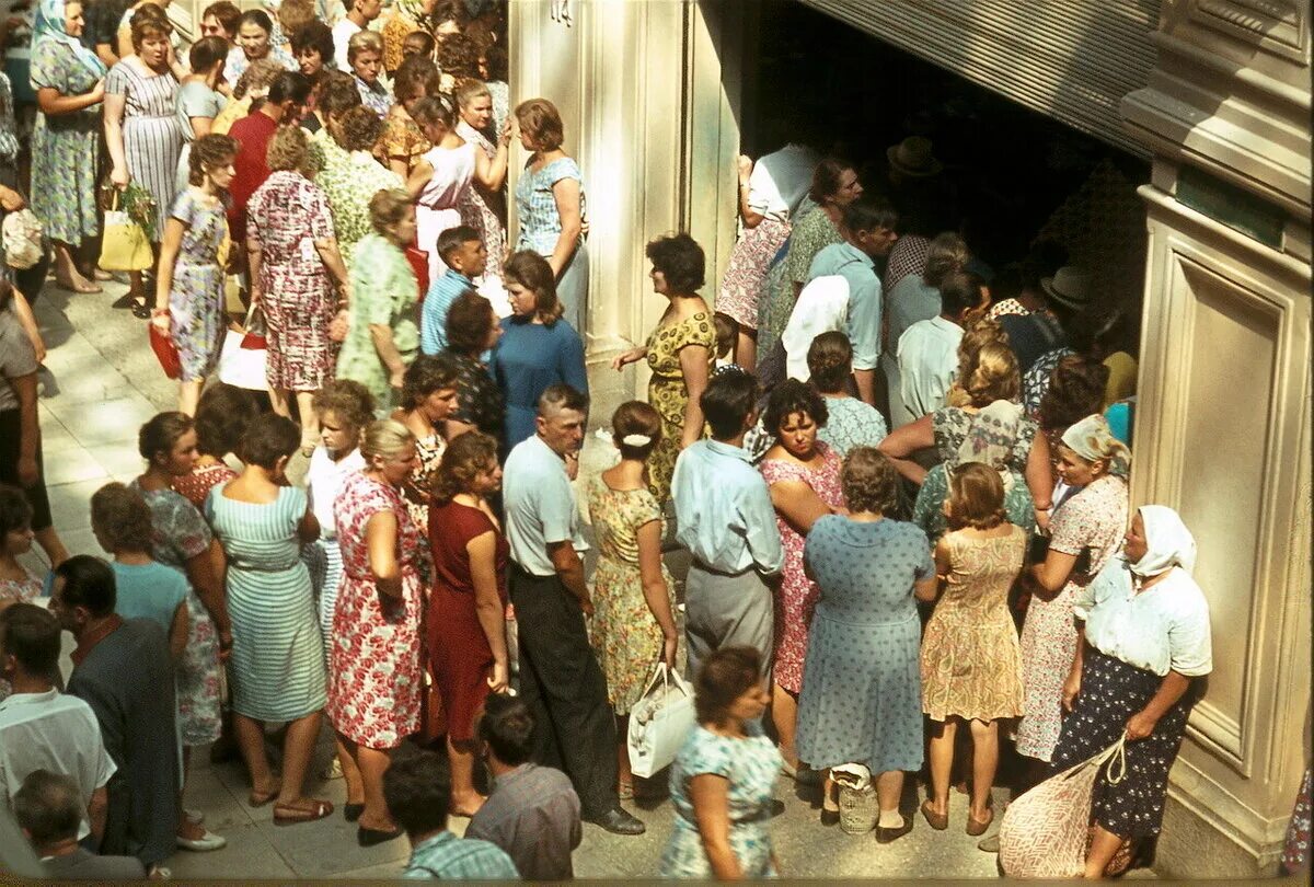 Советская социума. Очереди в СССР 1980. Очереди в СССР 1970-Е. Очереди СССР 70е. СССР очереди 1960.