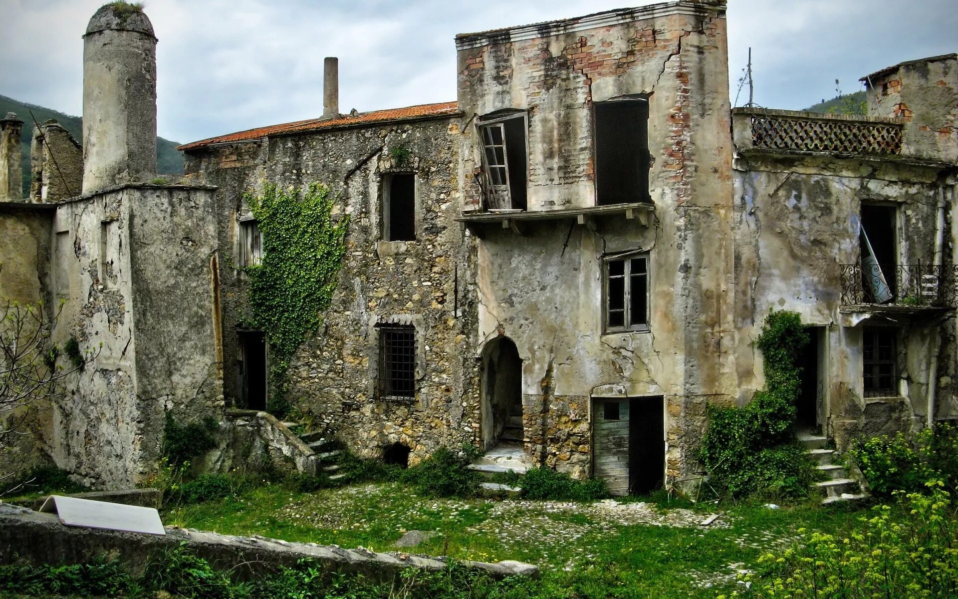 Старый разрушенный дом. Балестрино город призрак. Балестрино Италия. Полуразрушенные замки Италии. Умбрия Италия развалины.