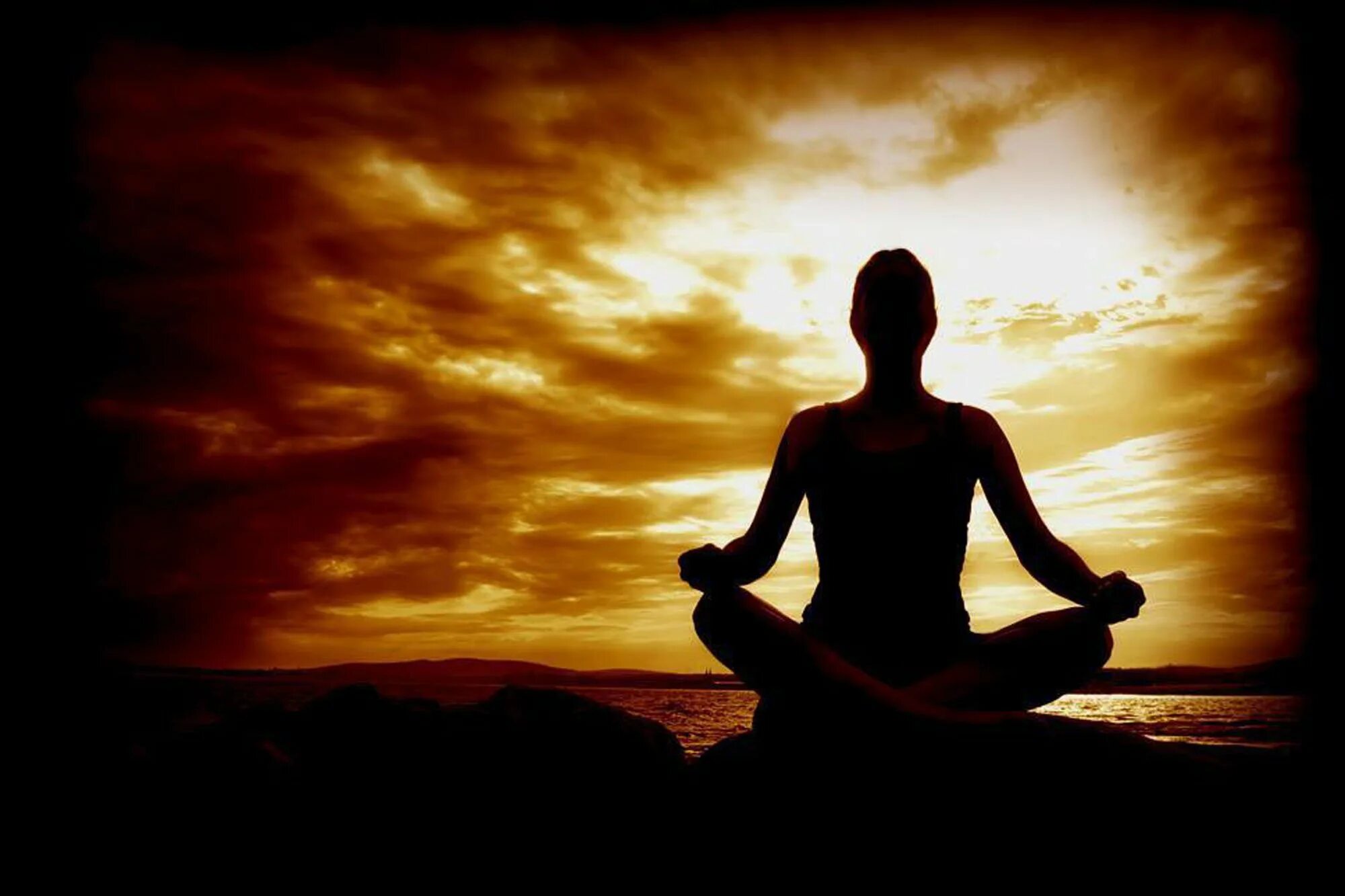 Жизненная мощь мудрость сосредоточенность и успокоение. Человек в медитации. Спокойствие и Гармония. Медитация осознанности. Девушка спокойствие.