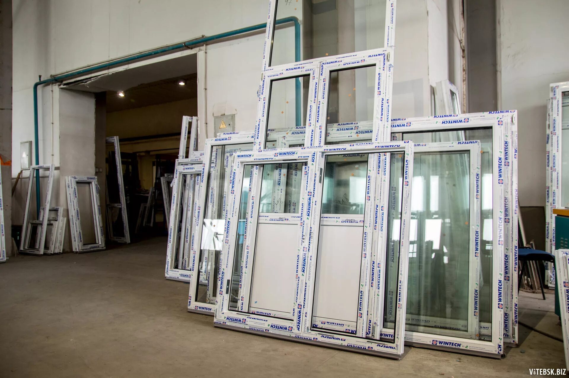 завод окон пвх. окна с завода пластиковые рехау. цех по производству окон пвх. темрюкский оконный завод. оконная фабрика.