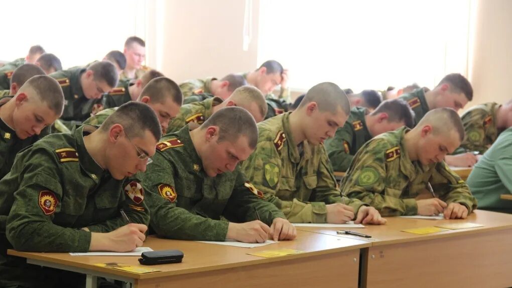 Цифровая трансформация росгвардии. Цифровая трансформация росгвардии. Глава росгвардии. Цифровая трансформация росгвардии. Отряд ратник росгвардия стоят с оружием.