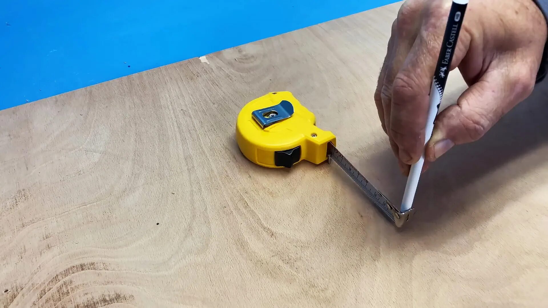 Работа рулеткой. Рулетка с карандашом для разметки. рулетка своими руками. рулетка вырезанная. телефон с рулеткой.