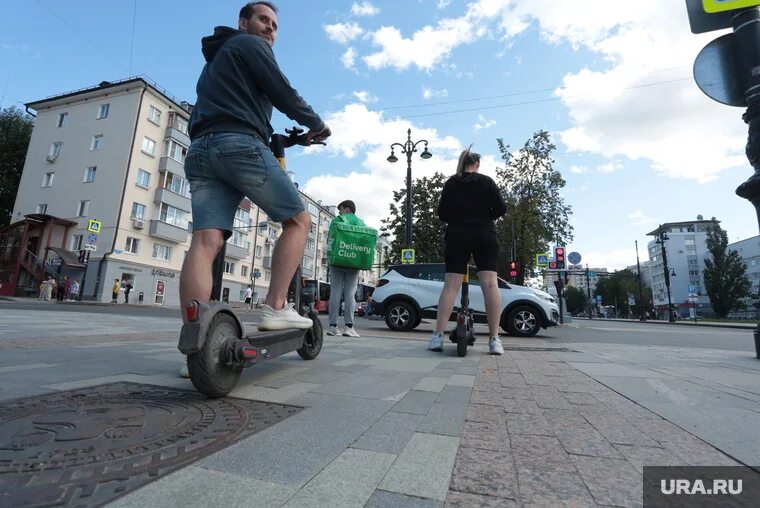 Пдд для самокатов. Езда на электросамокате. На самокате по тротуарам. Едет на самокате. На самокате можно ездить по тротуарам.