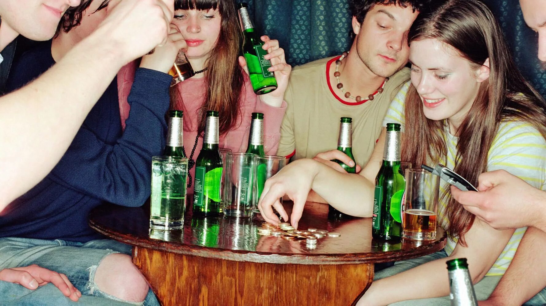 Алкоголь и молодежь. Молодежь пьет. Современная молодежь. Молодежь с пивом. Познакомился с пьяной