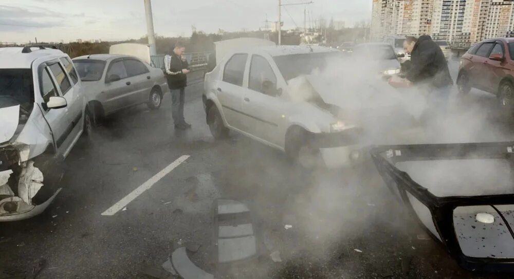 Сегодня 06 00. Авария на мосту Брянск. Авария в Брянске Володарский район. ДТП В Брянске сегодня в Бежице. ДТП Брянск сегодня утром Володарский район.