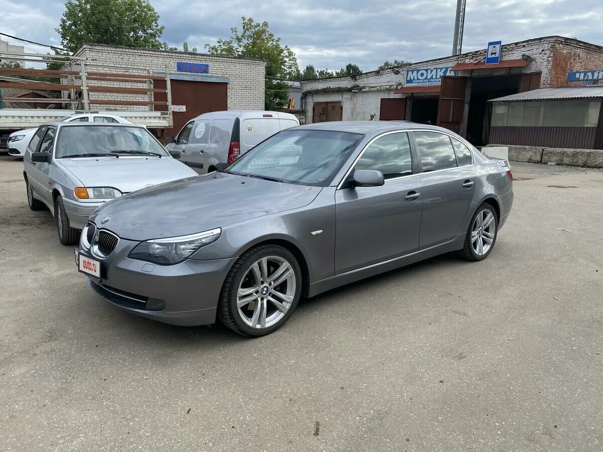 22 m 11 5. БМВ 530 2007. БМВ 5 2007 белая. БМВ белая 2007. BMW В селу.